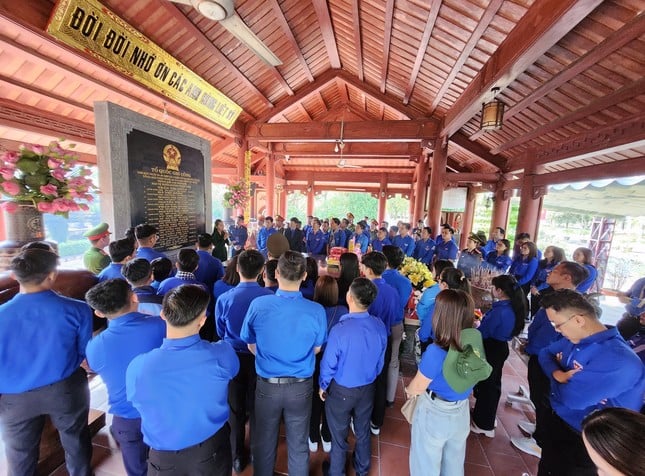 Delegation of Ly Tu Trong Award offered incense to commemorate President Ho Chi Minh photo 20