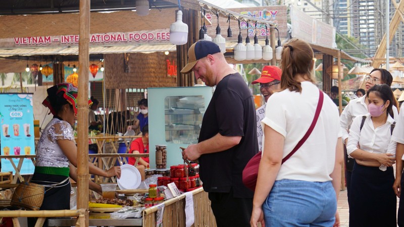 Da Nang forms many cashless streets