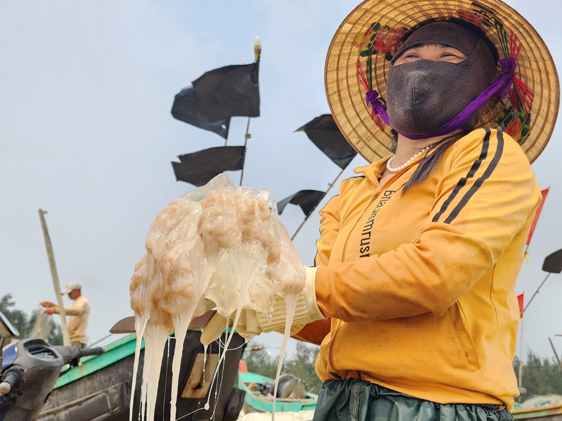 អ្នកនេសាទ Ha Tinh ក្នុងរដូវប្រមូលផលចាហួយ រកចំណូលបានរាប់លានដុងជារៀងរាល់ថ្ងៃ រូបភាព ៩