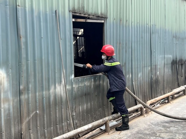 La scène de l'incendie dévastateur dans l'atelier de menuiserie de 3 000 m2 à Binh Duong, photo 7