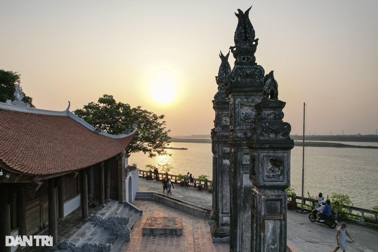 Mặc nắng nóng, giới trẻ đổ xô đi ngắm hoàng hôn ven bờ sông Hồng - 1