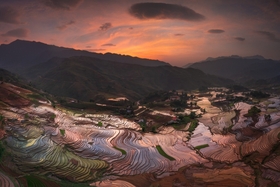 Terrassenfelder in Lao Cai während der Überschwemmungssaison