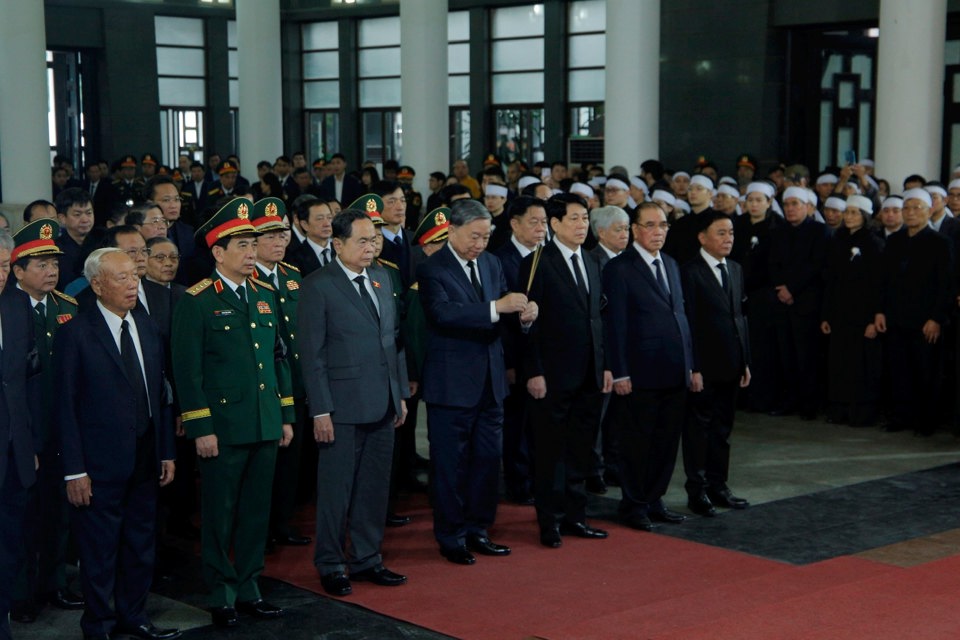 Die Delegation des Zentralen Exekutivkomitees der Partei unter der Leitung von Generalsekretär To Lam besuchte General Nguyen Quyet. Foto: Viet Thanh