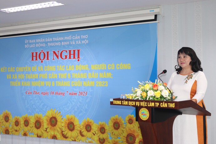 Bà Trần Thị Xuân Mai- Ủy viên UBND, Giám đốc Sở LĐ-TB&XH thành phố Cần Thơ phát biểu tiếp thu ý kiến chỉ đạo và góp ý tại hội nghị.