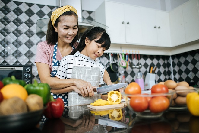 子どもが責任感を持って家事を手伝ってくれたときは、必ず認めてあげましょう。