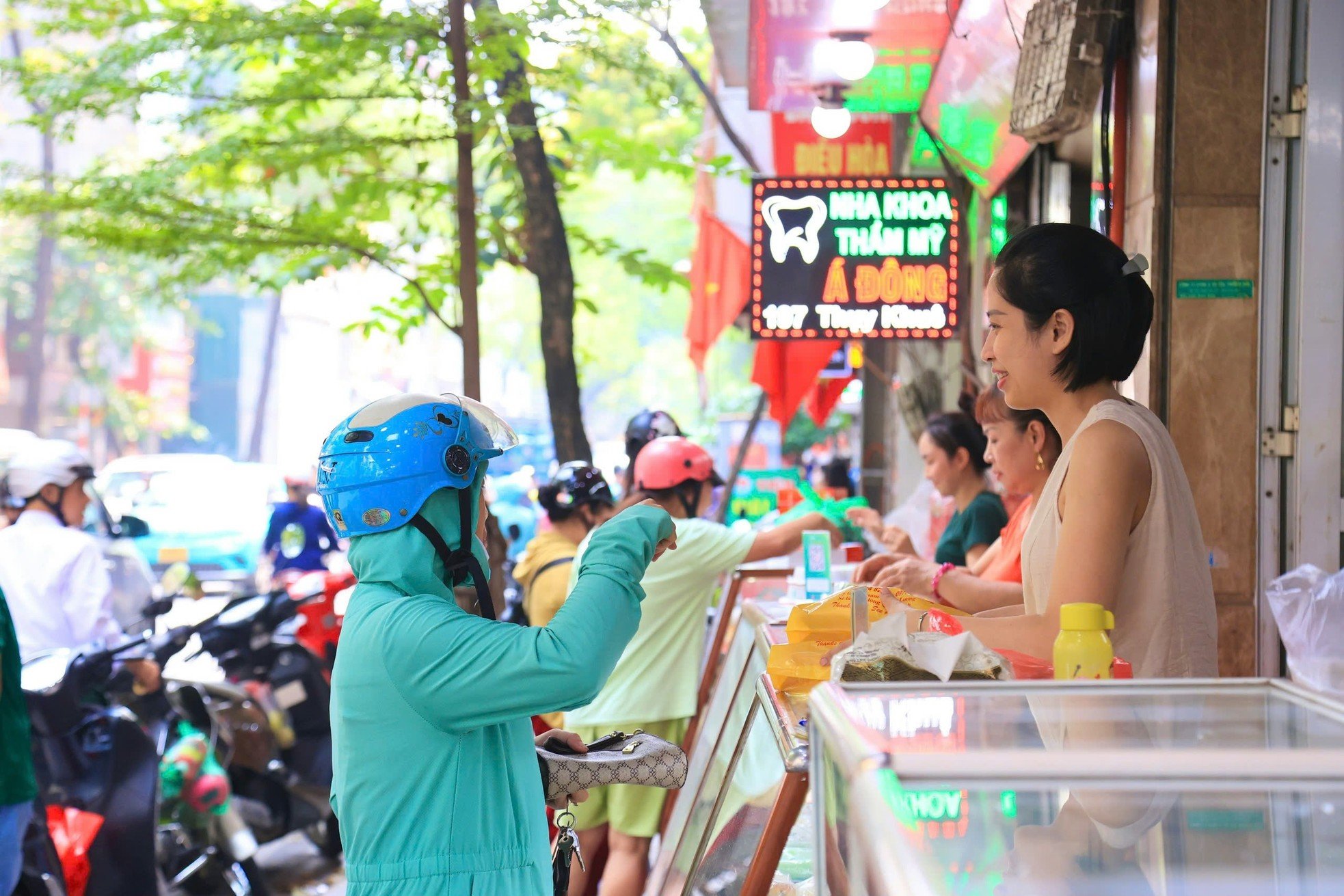 People line up to buy traditional moon cakes on Thuy Khue street photo 14