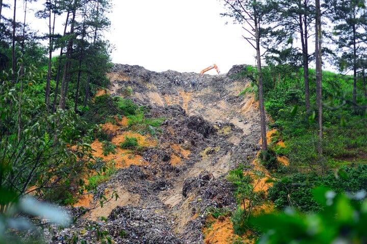 Dozens of tons of garbage from above spilled onto the coffee gardens of people below in Da Lat. (Photo: X.N)