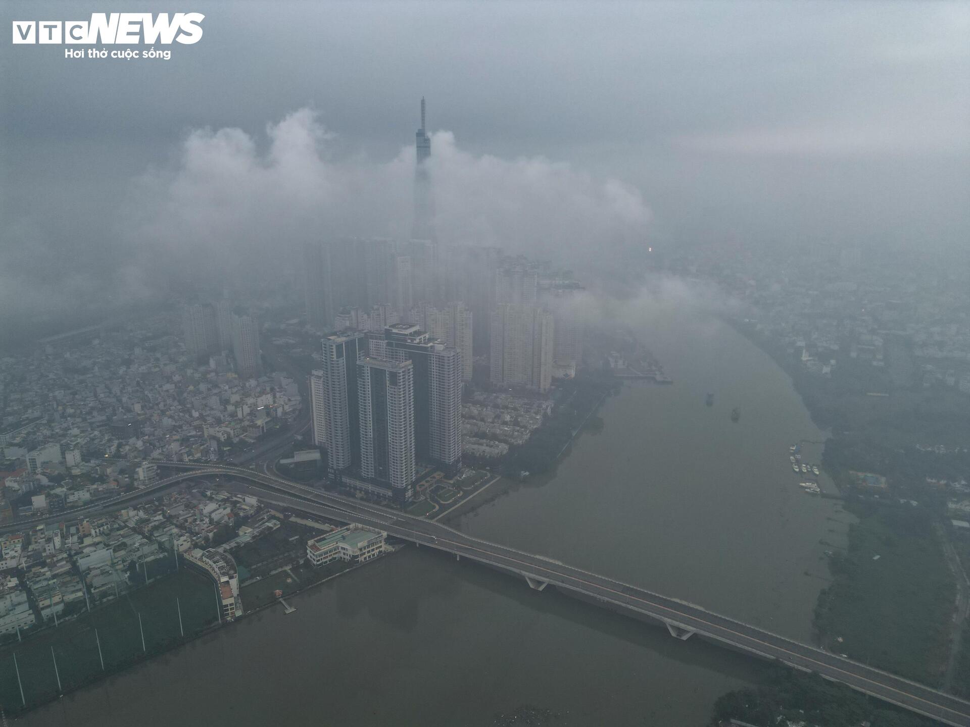 ホーチミン市は寒く、霧が高層ビルを「飲み込む」 - 1