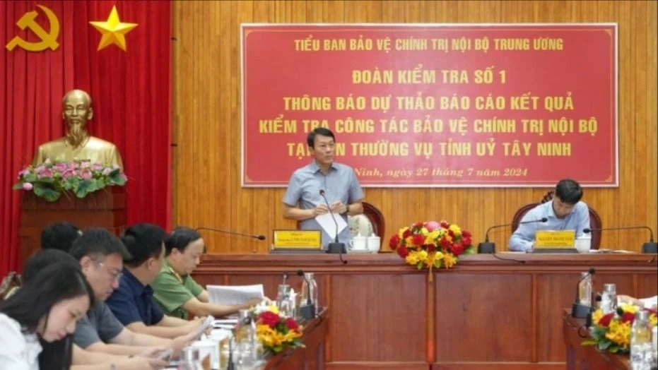 Minister of Public Security Luong Tam Quang inspects internal political protection work in Tay Ninh province.