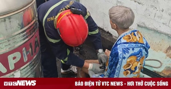 Un joven sospechoso de estar drogado quedó atrapado en el techo de una casa en Ciudad Ho Chi Minh