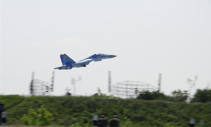 Ukrainische Su-27-Kampfflugzeuge starten 2011 vom Stützpunkt Myrhorod. Foto: Wikipedia