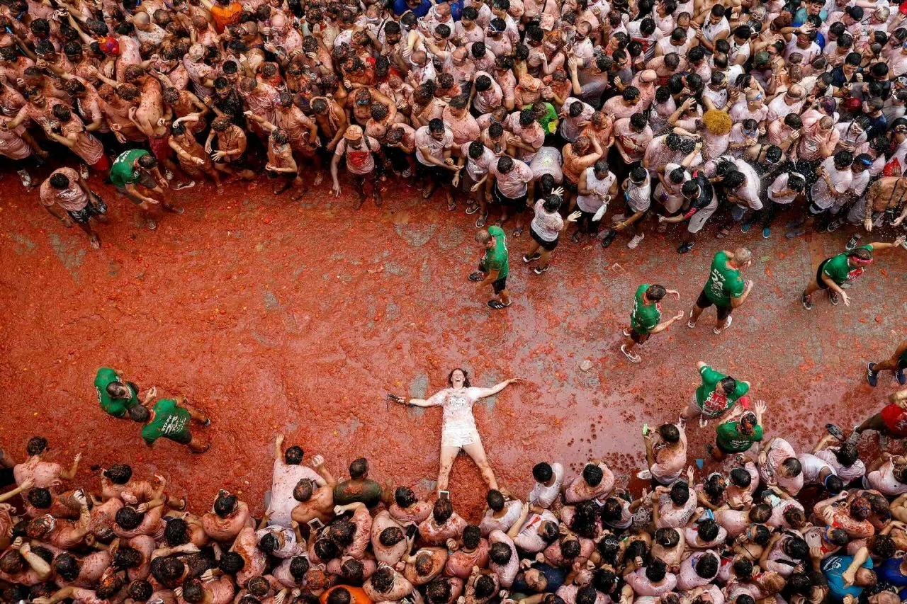 Người tham dự lễ hội La Tomatina ném cà chua ‘nhuộm đỏ’ thị trấn miền Đông Tây Ban Nha