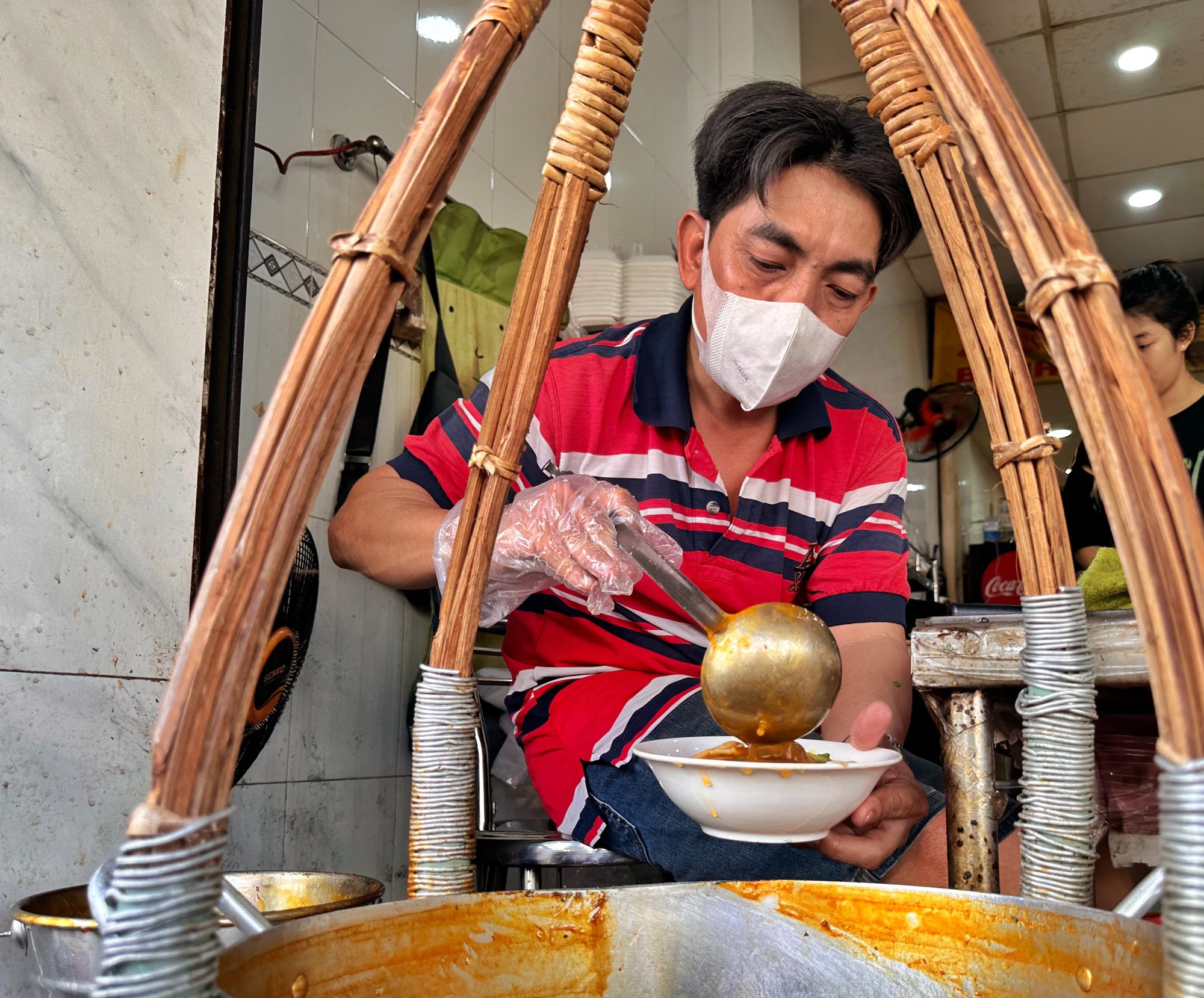 Quán bánh canh cua ‘không có nhân viên' 40 năm… ‘bỏ bùa' khách ở TP.HCM - Ảnh 3.