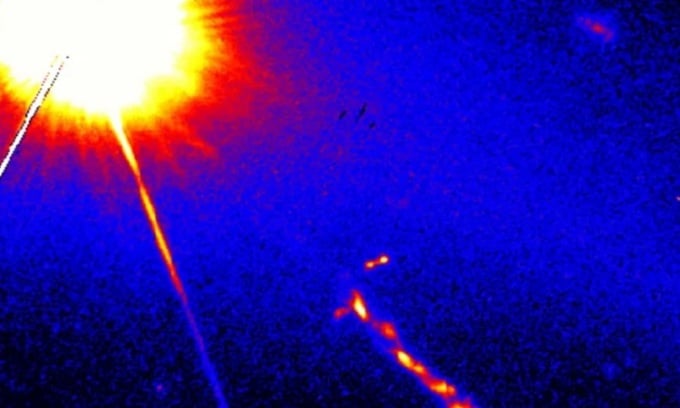 허블 우주 망원경이 찍은 이 사진의 퀘이사 3C273. 사진: NASA