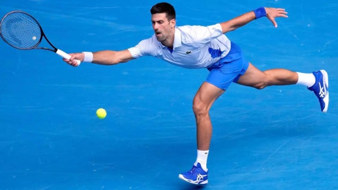 Djokovic salva la pelota en el Rod Laver Arena, en el Abierto de Australia 2024. Foto: Reuters