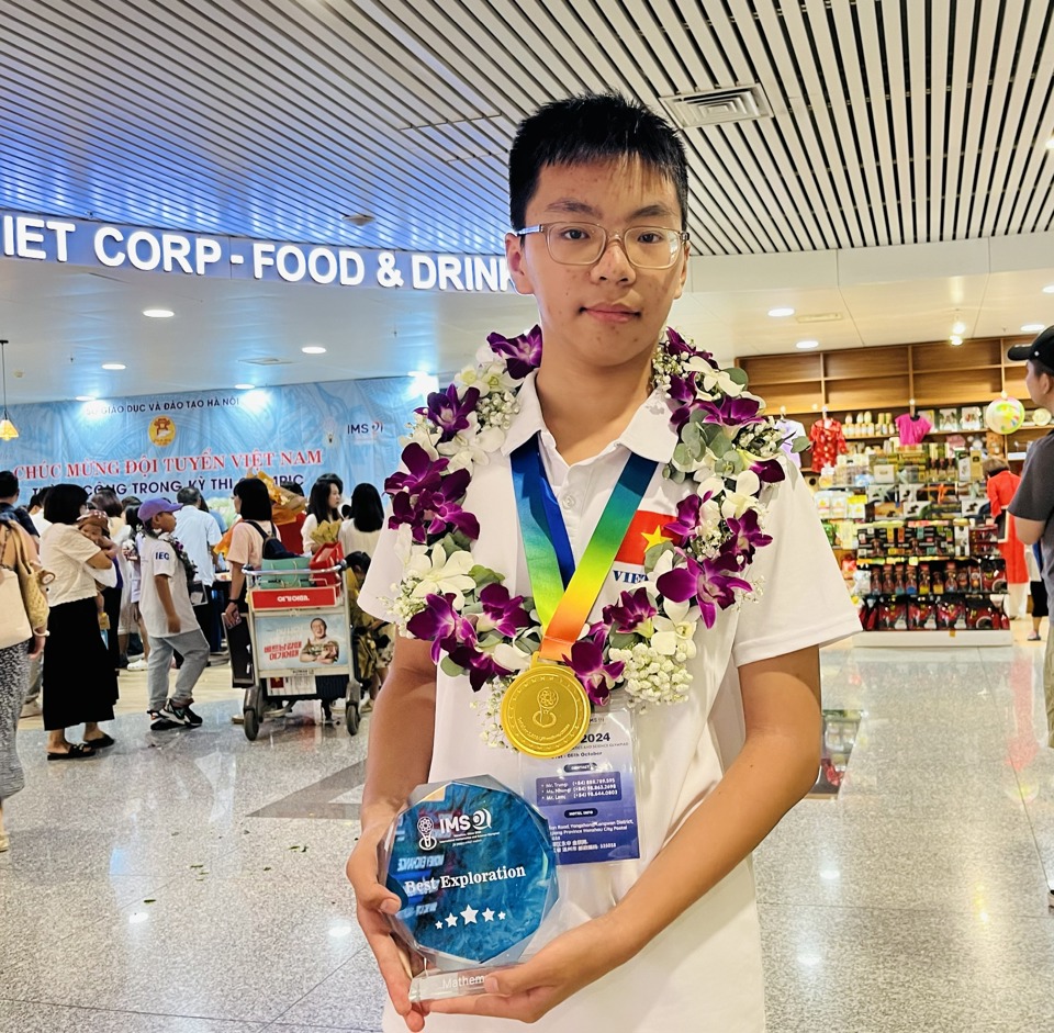 Em Nguyễn Hoàng Bách (lớp 7A, Trường THPT chuyên Hà Nội – Amsterdam), Huy chương Vàng, giải Xuất sắc bài thi Khám phá môn toán tại kỳ thi IMSO 2024.