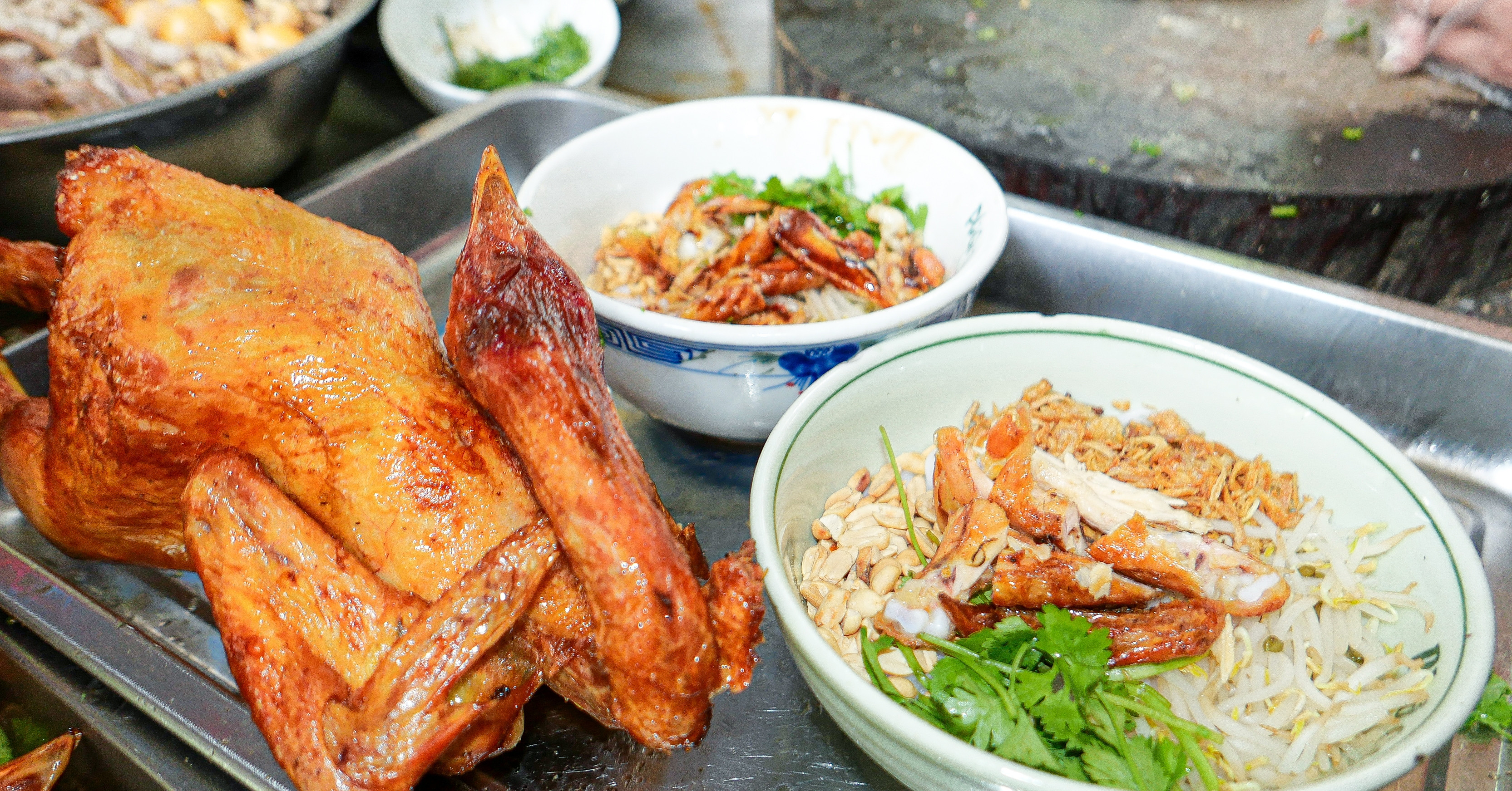 ร้านเฝอไก่ย่างในฮานอยขายไก่ได้ 200 ตัวต่อวัน โดยไก่จะถูก "อาบน้ำ" 3 ครั้งและหมักด้วยเครื่องเทศ 17 ชนิด