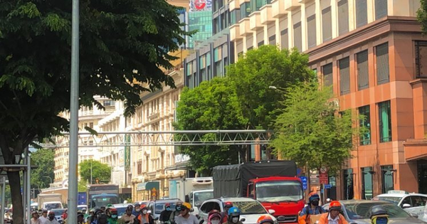 Ton Duc Thang Street constantly faces traffic jams because there are too many sidewalks.