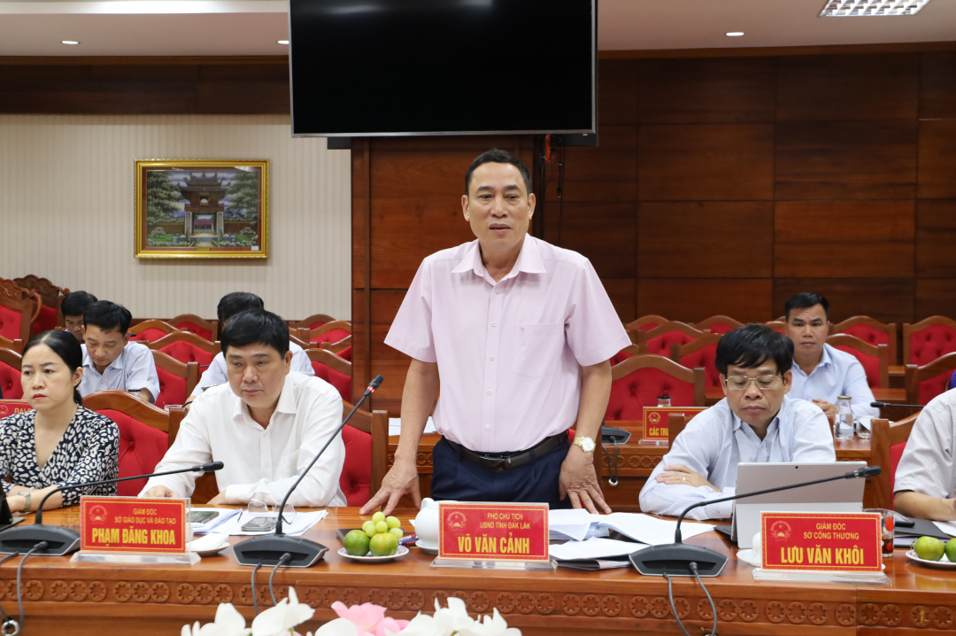 Vice Chairman of the Provincial People's Committee Vo Van Canh proposed a number of issues at the meeting.