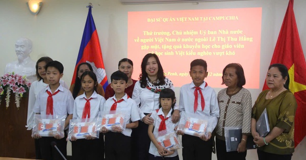 La vice-ministre Le Thi Thu Hang visite la communauté vietnamienne au Cambodge