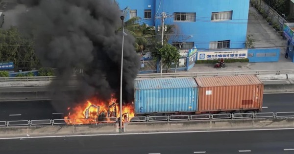 Incendie d'un camion porte-conteneurs sur le pont Phu My