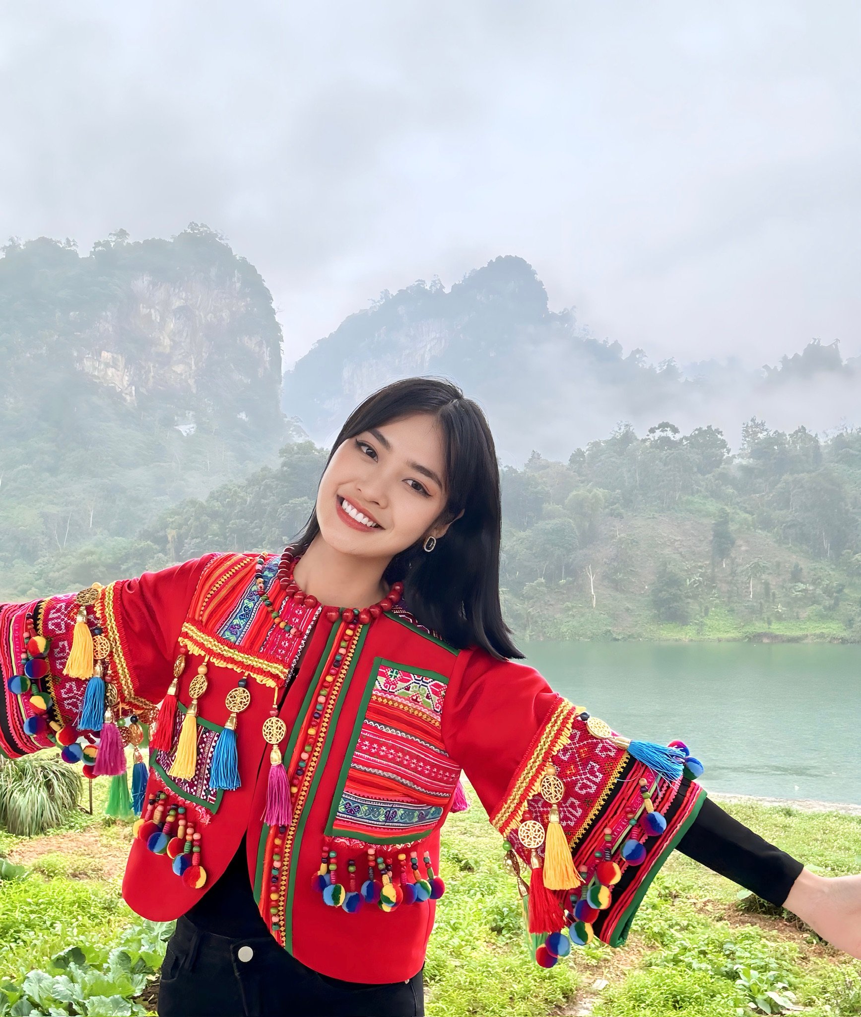 Nông Thúy Hằng đến thăm người dân Sảo Há, nơi quay bộ phim "Tết ở làng Địa Ngục"- Ảnh 6.