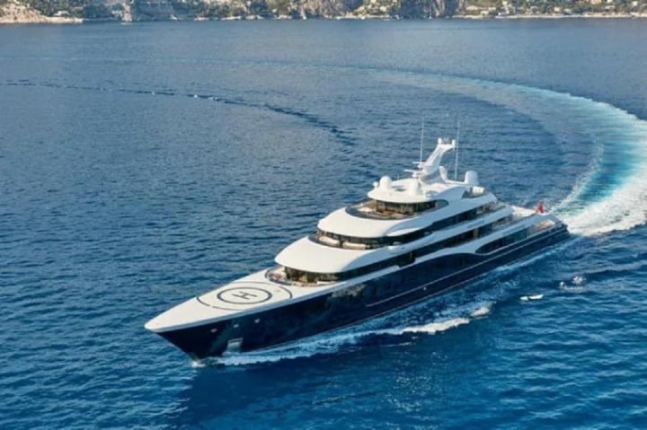 Larry Ellison's $112 million superyacht Musashi is nearly 90 meters long.