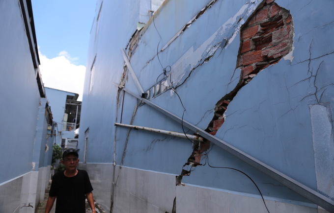 La pared agrietada y rota de la casa del Sr. Le Van Hai está soldada con muchas barras de hierro y tornillos para evitar que se derrumbe. Foto: Dinh Van