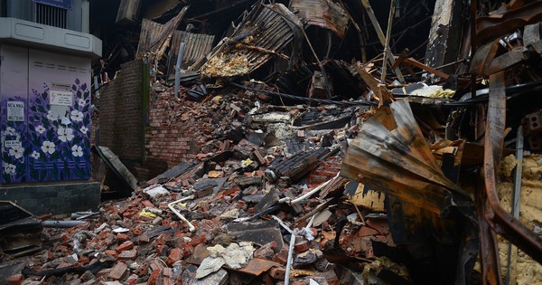 Desolación en el bar quemado en Pho Duc Chinh, el humo aún arde