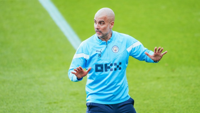 Guardiola chỉ đạo cầu thủ Man City trên sân tập ngày 15/5. Ảnh: mancity.com