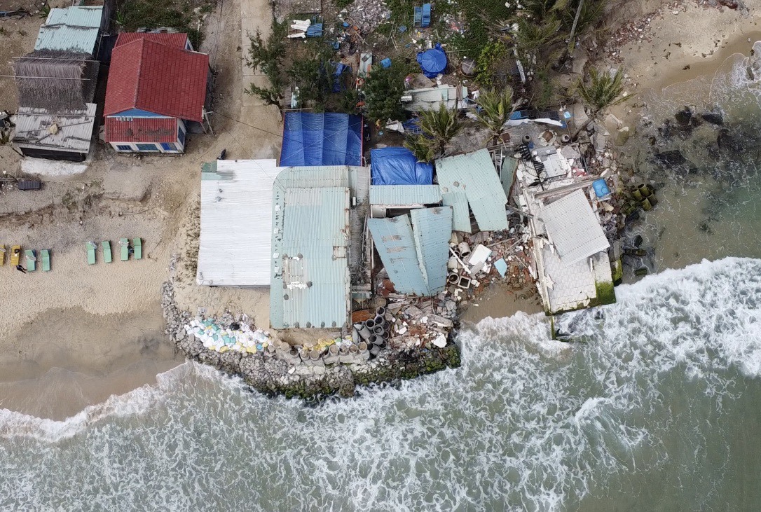 最近、ホイアンでは海岸浸食と地滑りが深刻化している。写真: Q.T