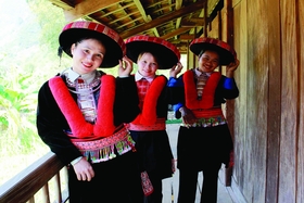 Trajes únicos de las mujeres de la etnia Dao Roja