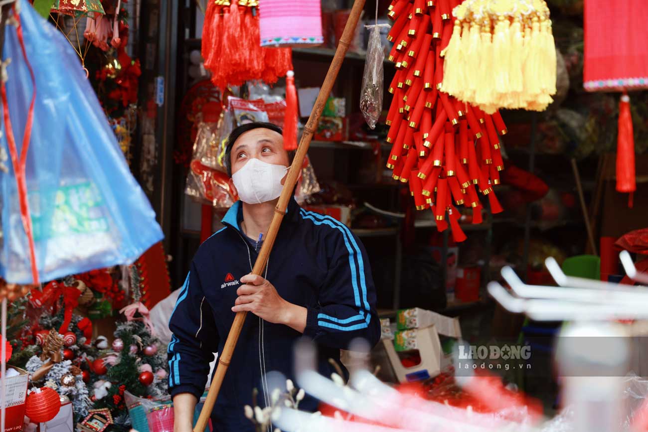 Mr. Hoang Tuan, a merchant on Hang Ma Street, said that right after Christmas he had to stay up all night to clean up Christmas items and quickly arrange items to serve people's Tet decoration needs.