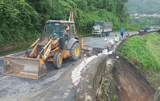 Landslide on the guardrail wall on Hai Van Pass. Photo: Anh Duy