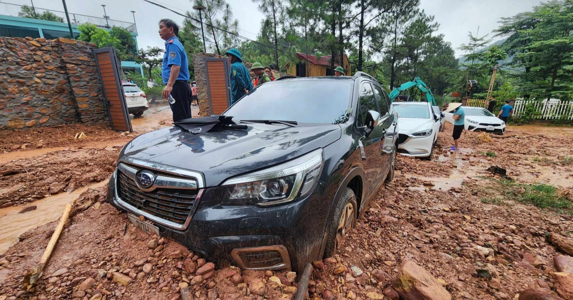 Erdrutsch in Soc Son, Hanoi begrub viele Autos unter Steinen und Erde