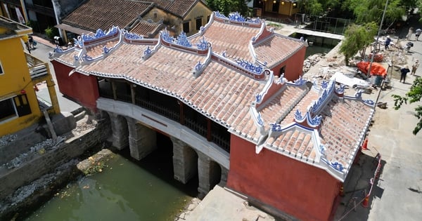 Hoi An va repeindre le pont couvert japonais et publier un livre sur le processus de restauration