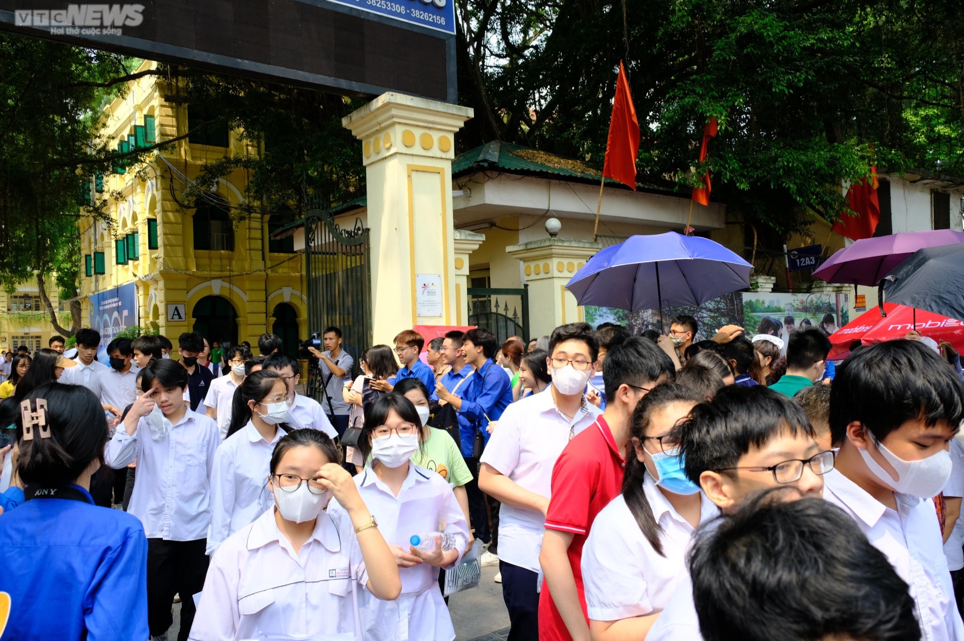 Los candidatos se cubrieron el rostro y lloraron en momentos emotivos en el examen de décimo grado en Hanoi - 1