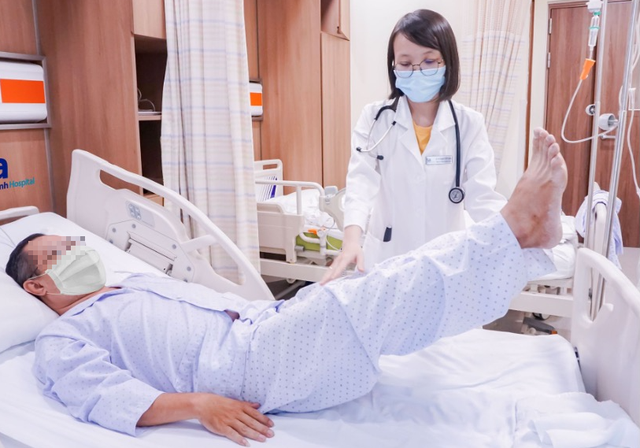 Bác sĩ nói về trường hợp "đi nắng nóng về liền nằm máy lạnh, bị đột quỵ"   - Ảnh 1.