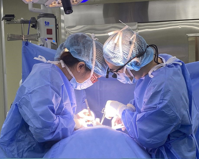 Dr. Hang (links) und das Ärzteteam des Herz-Kreislauf-Zentrums führten bei einem Patienten eine Schilddrüsenoperation durch. Foto: Nguyen-Straßenbahn