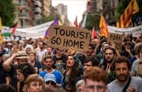 Los vecinos de Barcelona protestan contra el turismo excesivo. (Foto: AP)