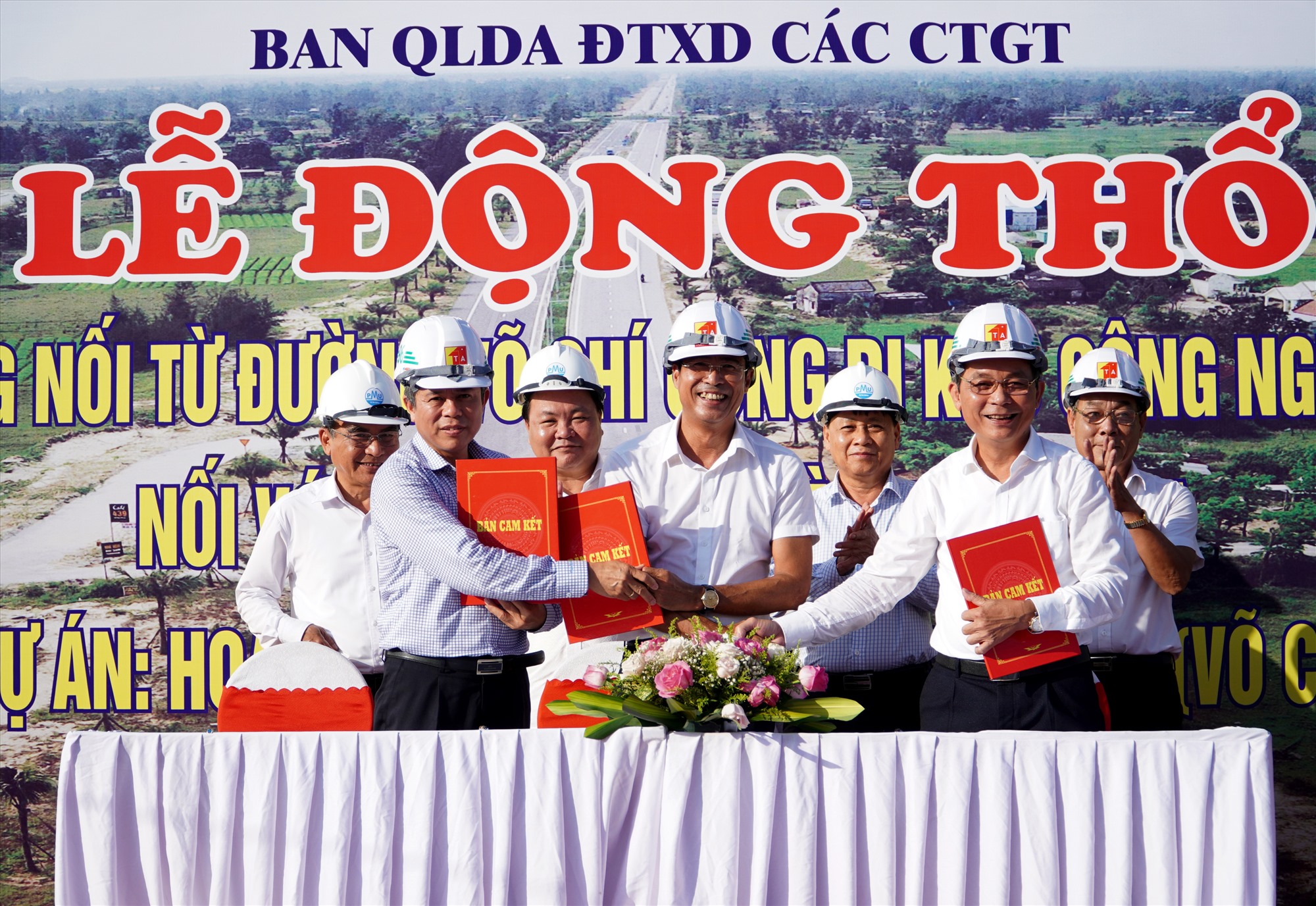 The Provincial Traffic Construction Project Management Board and leaders of the People's Committees of Thang Binh and Duy Xuyen districts signed a commitment to site clearance. Photo: H.Q