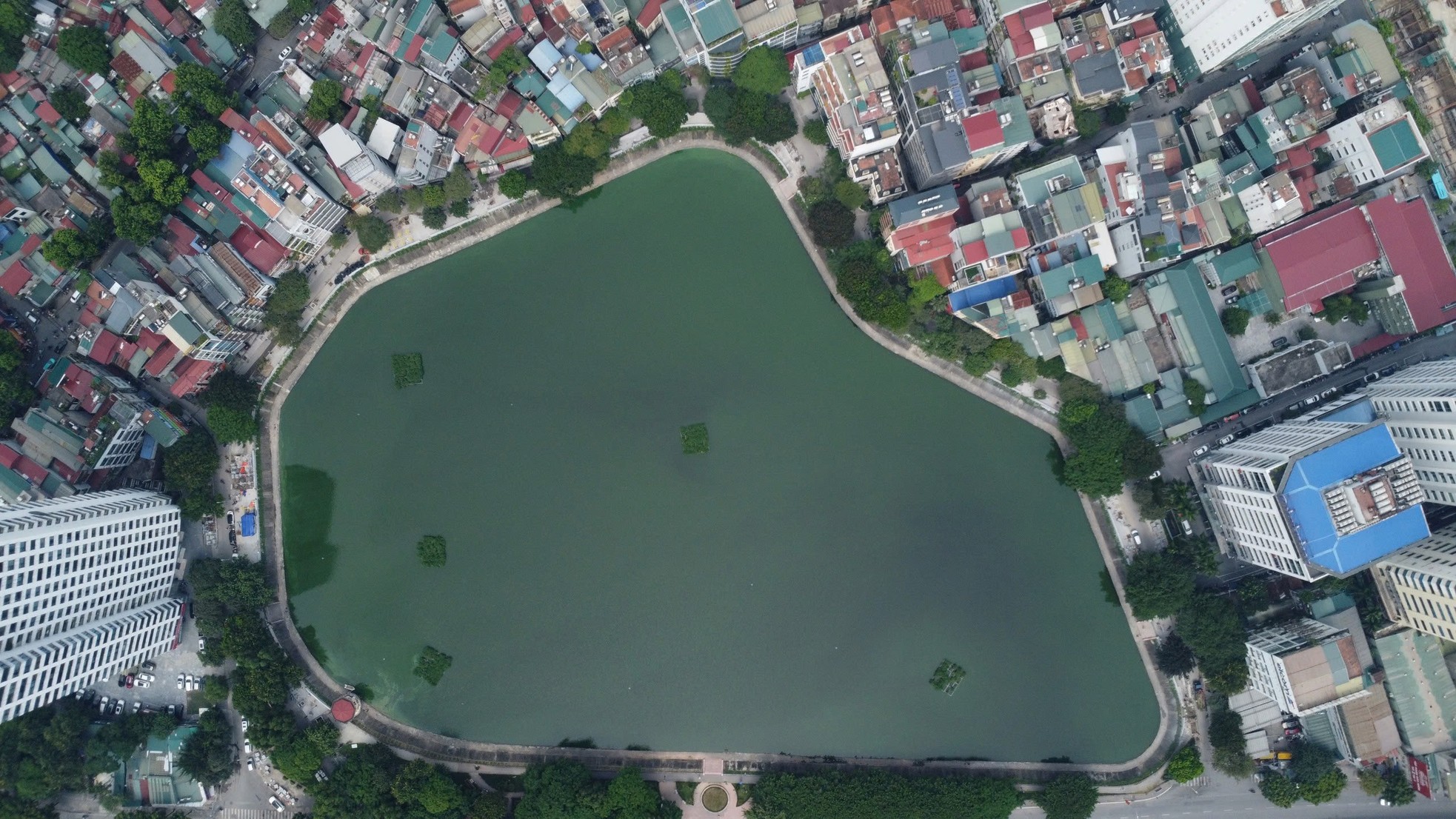 Close-up of the walking street around Ngoc Khanh Lake about to come into operation photo 1