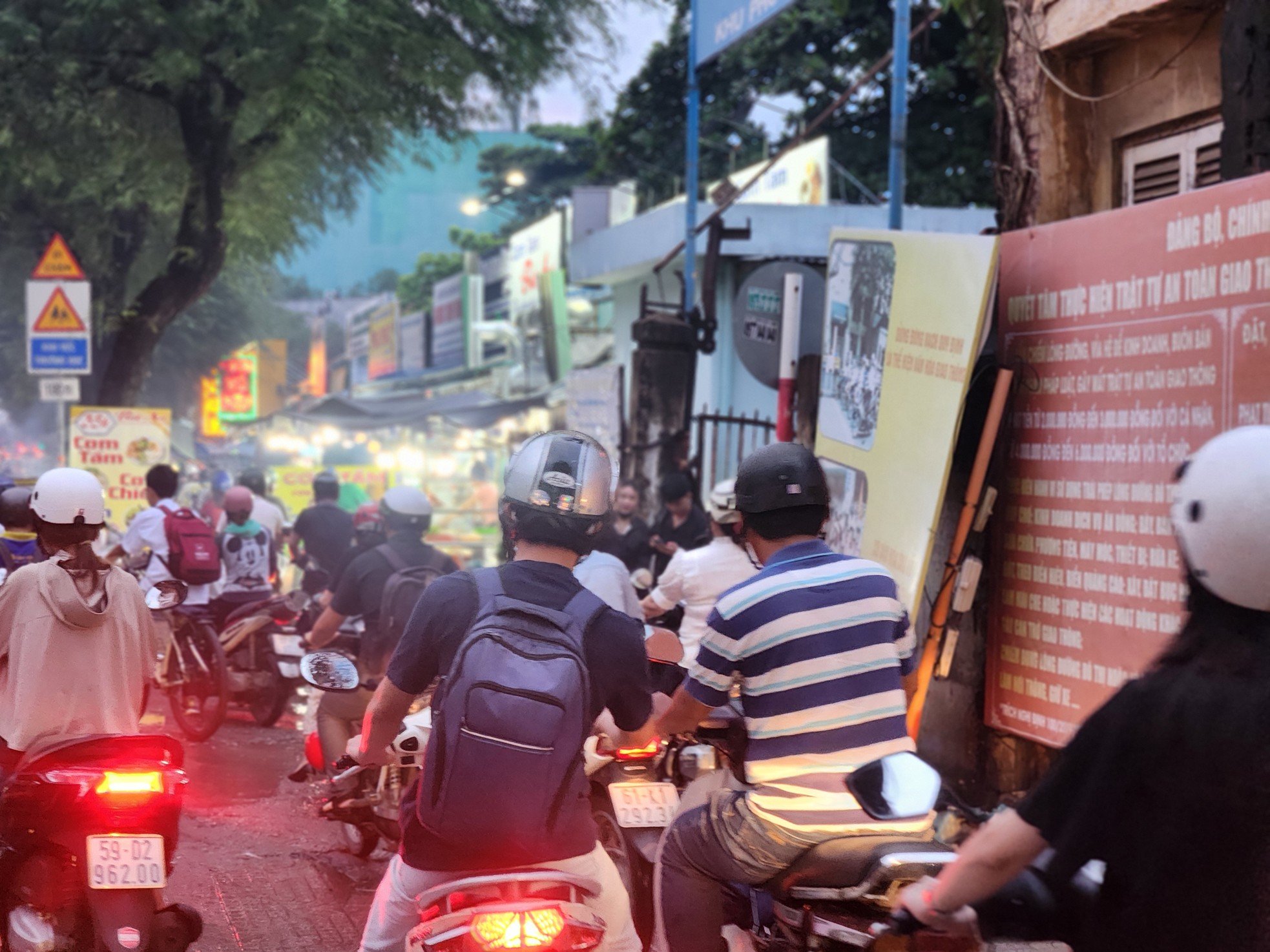 Los residentes de la ciudad de Ho Chi Minh luchan por encontrar el camino a casa después de las fuertes lluvias (foto 2)