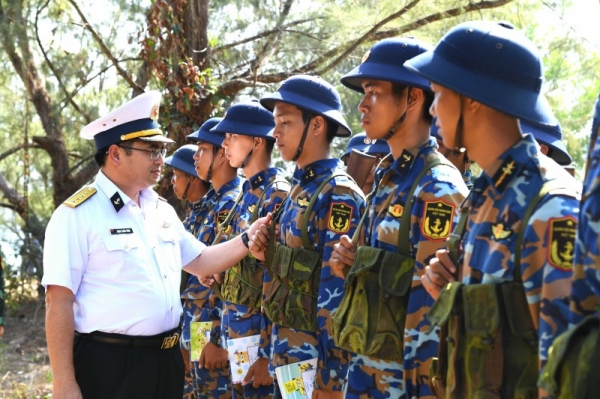 新兵は訓練内容をしっかりと把握しており、割り当てられた任務をうまく遂行する準備ができています。