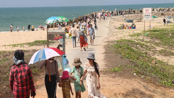 Le nombre de touristes à Binh Thuan a fortement augmenté après l'ouverture à la circulation des deux autoroutes Phan Thiet - Dau Giay et Vinh Hao - Phan Thiet. Photo: NGUYEN TIEN