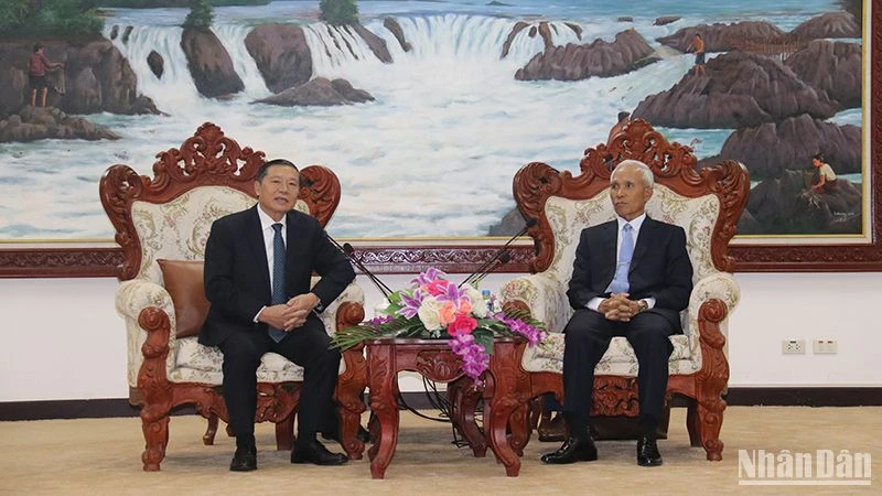 Comrade Lai Xuan Mon (left) and Head of the Central Propaganda Department of the Lao People's Revolutionary Party Khamphan Pheuyavong. Photo: Hai Tien