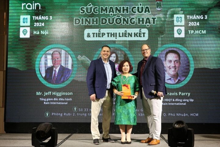 El Sr. Travis Parry, presidente del consejo de administración y cofundador de Rain International (a la izquierda), la Sra. Le Minh Phuong, directora general de Rain International Vietnam (en el centro) y el Sr. Jeff Higginson, director general de Rain International, en el evento (Foto: Rain International).