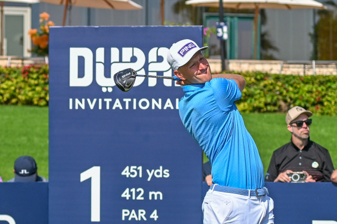 Adrian Meronk phát bóng ở hố một vòng cuối Dubai Invitational trên sân Dubai Creek ngày 14/1. Ảnh: AFP