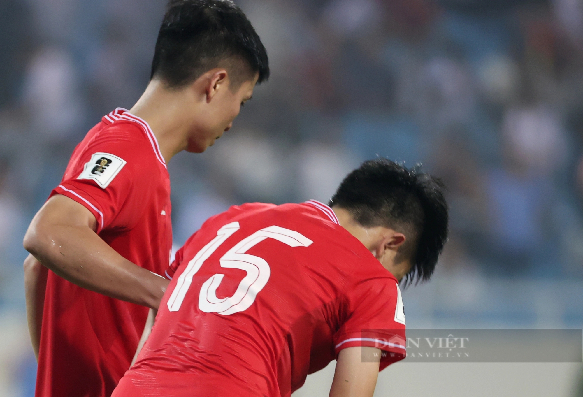 Thủ môn Nguyễn Filip và đồng đội gục xuống sân, ông Troussier trò chuyện vài phút với Hùng Dũng sau trận thua Indonesia- Ảnh 9.
