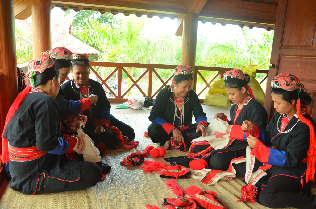 Las mujeres de Dao Thanh Y bordan trajes tradicionales en el Centro de Conservación de la Cultura Étnica Dao en la comuna de Bang Ca, ciudad de Ha Long.